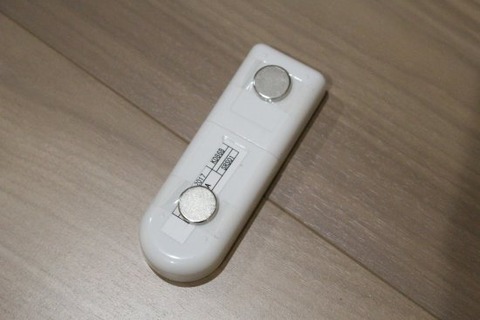 ハニカムシェードのリモコンに磁石