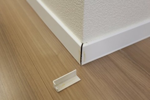 巾木コーナーキャップ_外れた